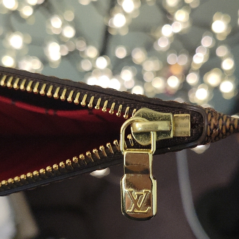 Louis Vuitton Brown Wallet with Iconic Damier Pattern - Picture 7 of 8
